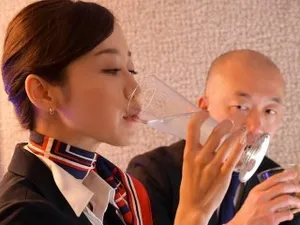 Một anh chàng đẹp trai đã hẹn gặp một nữ sinh viên xinh đẹp đến từ trường Đại học Tài chính Kinh tế vào kỳ nghỉ hè. Anh ấy gặp cô ấy trên mạng, đăng ký vào khách sạn rồi ôm cô ấy và quan hệ tình dục với cô ấy.