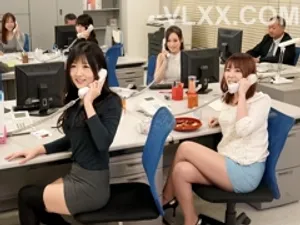 Chồng đi công tác xa, vợ đi bảo dưỡng riêng, quyến rũ kỹ thuật viên nam, đeo găng tay răng sói, quan hệ và xuất tinh vào âm đạo