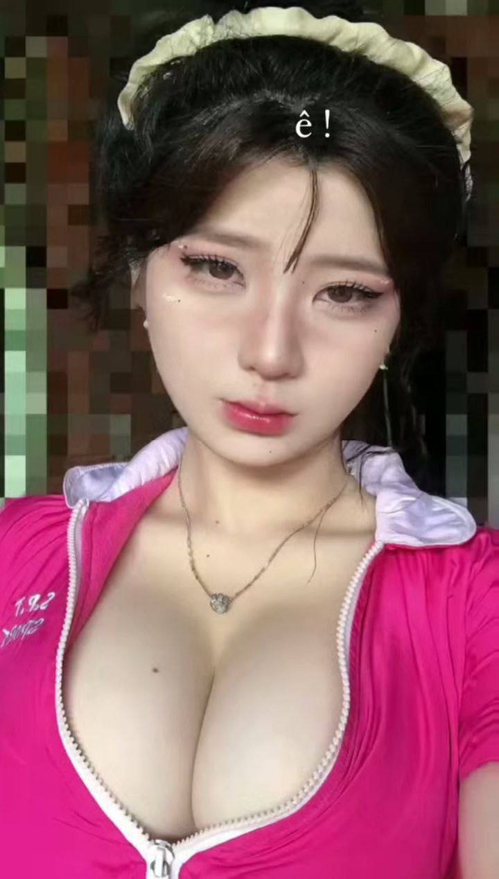 Bố má đi vắng, em trai ở nhà năn nỉ muốn được Trả bài chị gái