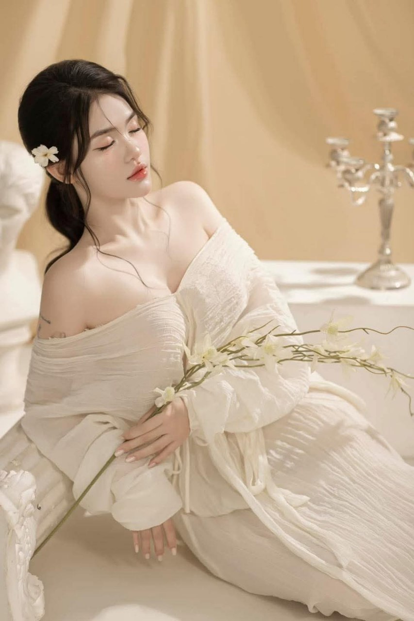 UMSO-483 Cô nhân viên bán hàng ngực bự ở cửa hàng cho thuê băng đĩa mà tôi thường tới đã chuyển đến ở ngay bên cạnh! ? "Anh là người luôn thuê phim khiêu dâm phải không?" Cô gái hỏi câu đó hóa ra lại là một con đĩ... TẬP 03