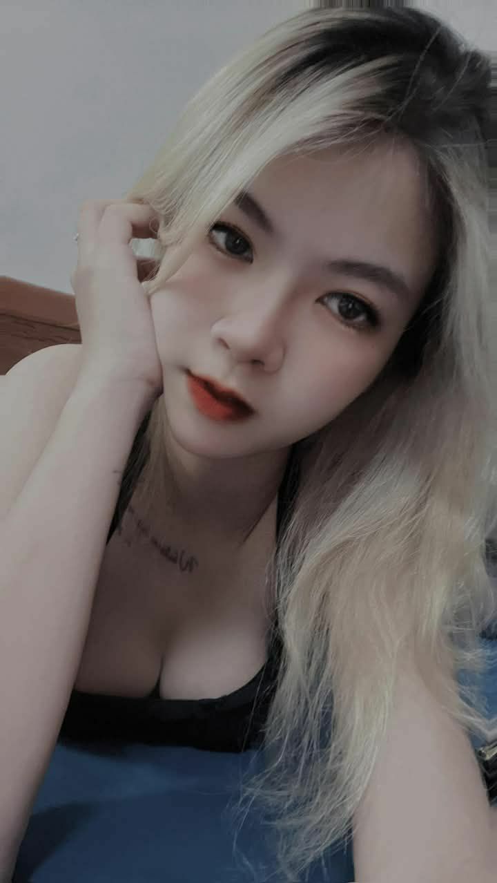 đút "củ khoai" bự vào sâu trong cơ thể em siêu mẫu